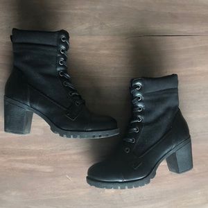 Adorable Women’s Lace Up Black Combat boots!